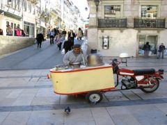 Kastanjepoffer in de straten van Coimbra